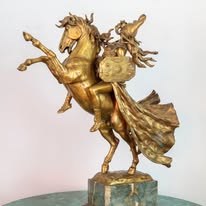 Escultura de jinete dorado