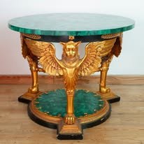 Mesa decorativa verde y dorada