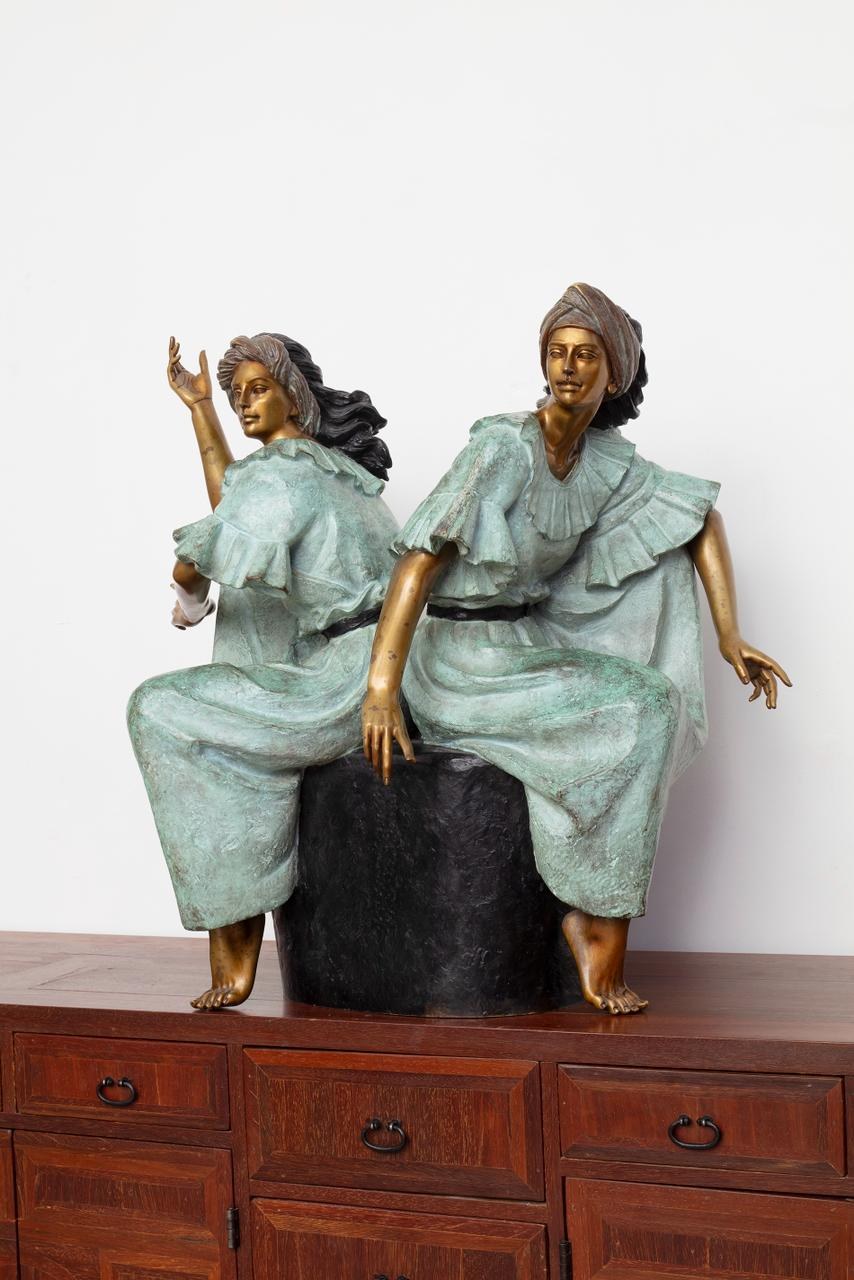 Escultura de dos mujeres